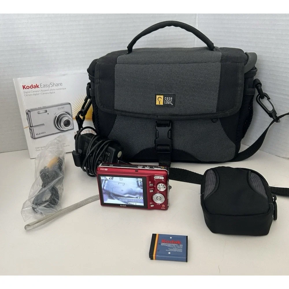 Kodak M1073 10.2mp Digital Camera w/ 2 Batteries, Charger two cases, booklet G55